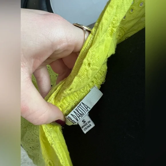 Bright yellow lace tank top - Picture 4 of 4